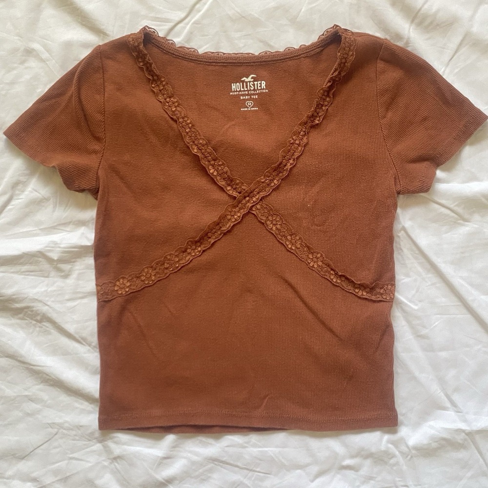 Hollister Women's Cotton V Neck T-Shirt Baby Tee Size M Brown Lace Crop Top Y2K